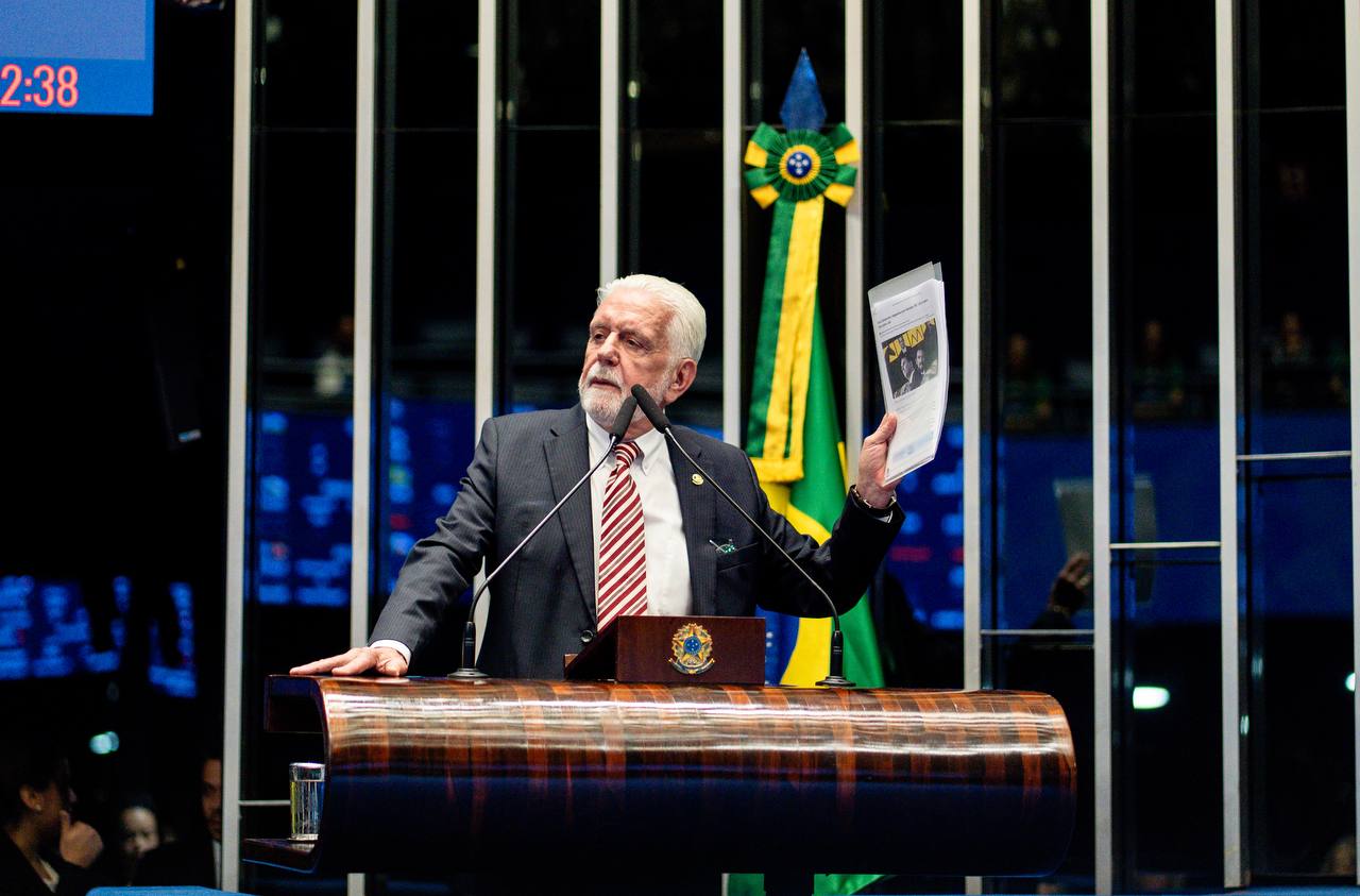 “Real News”: Wagner desmascara Flávio Bolsonaro e aponta origem do “Caso Master” no governo anterior